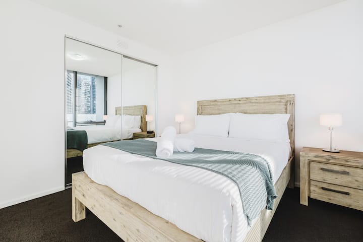 Dormitorio Retiro: ¡espacio luminoso y aireado con decoración moderna e impresionantes vistas a la ciudad para una estancia tranquila!