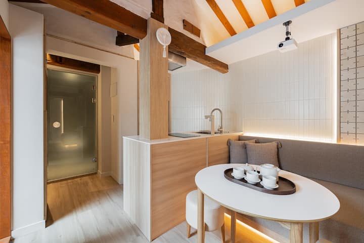 A Cozy Hanok Bathed In Moonlight, Cottage Lunar - Seoul