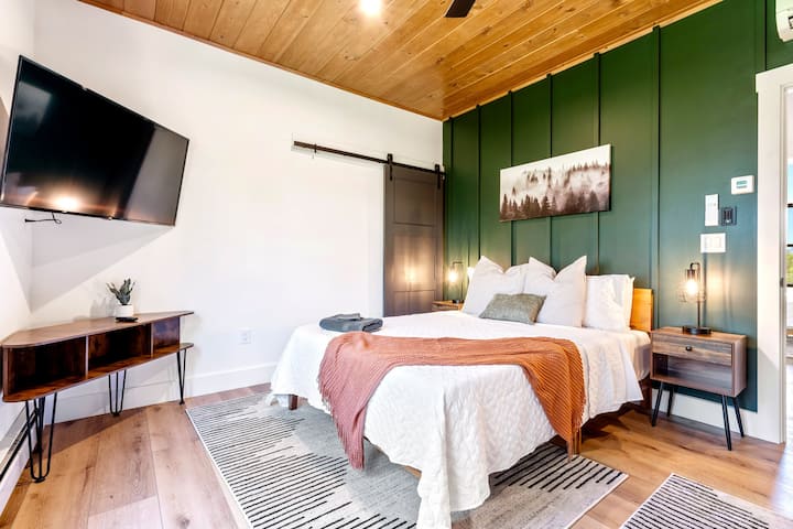 מיטת קווין סייז בחדר השינה בקומה השלישית, החלל הזה משותף גם עם מיטה זוגית נוספת. טלוויזיה עם מסך גדול להזרמת התוכניות האהובות עליכם, ובמרחק קצר בלבד מחדר הרחצה בקומה השלישית. 