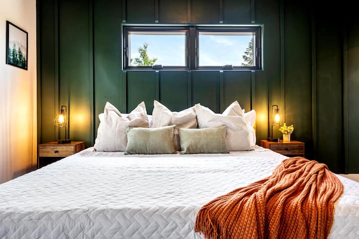 הסוויטה הראשית בקומה הראשית, עם חדר רחצה פרטי, מיטת קינג סייז, טלוויזיה עם מסך גדול וארון לאחסון בגדים. שידות לילה נוחות עם יציאות טעינה. 