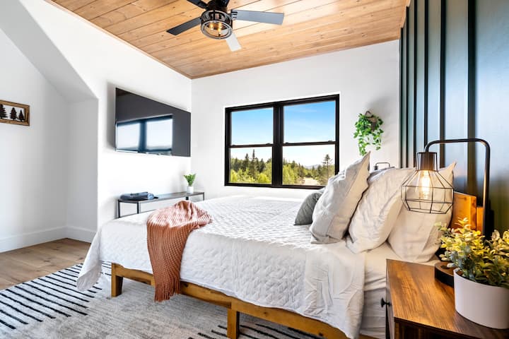 חדר השינה המלכותי בקומה השלישית, בסמוך לחדר הרחצה המשותף בקומה השלישית. בחדר הזה יש גם טלוויזיה עם מסך גדול, ארון נוח לאחסון וכמה נופים מקסימים. 