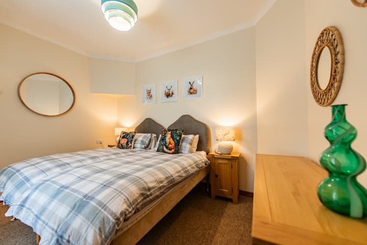 两张超长单人床拼在一起，组成一张超大双人床