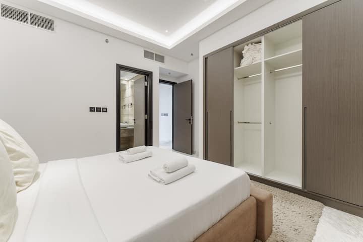 Pohodlná spálňa s plyšovou posteľnou bielizňou, dostatkom prirodzeného svetla a štýlovou výzdobou navrhnutou pre pokojný spánok a úplné pohodlie.