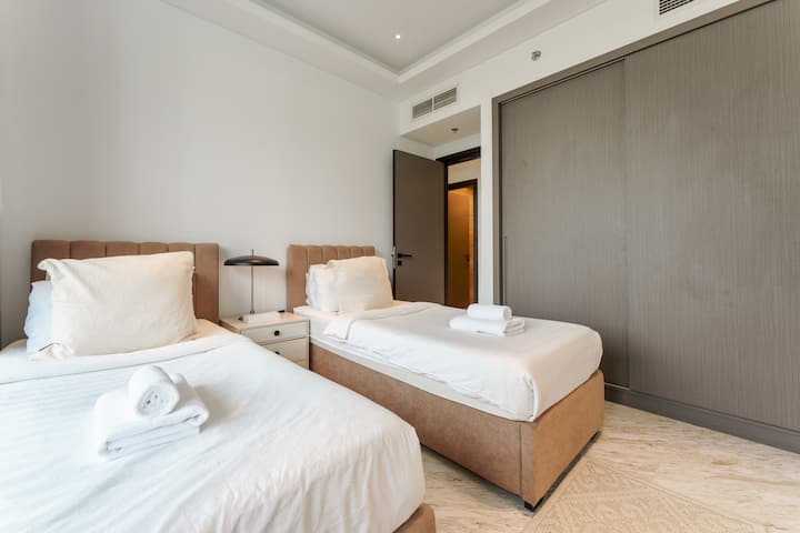 Pohodlná spálňa s plyšovou posteľnou bielizňou, dostatkom prirodzeného svetla a štýlovou výzdobou navrhnutou pre pokojný spánok a úplné pohodlie.