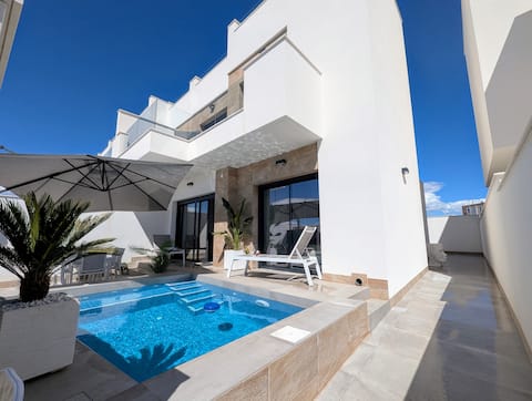 New build Villa with Pool in Los Montesinos