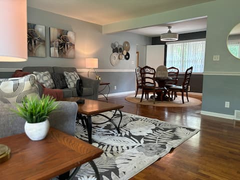 The Yellow Ranch Retreat: 5 min to Lake Michigan