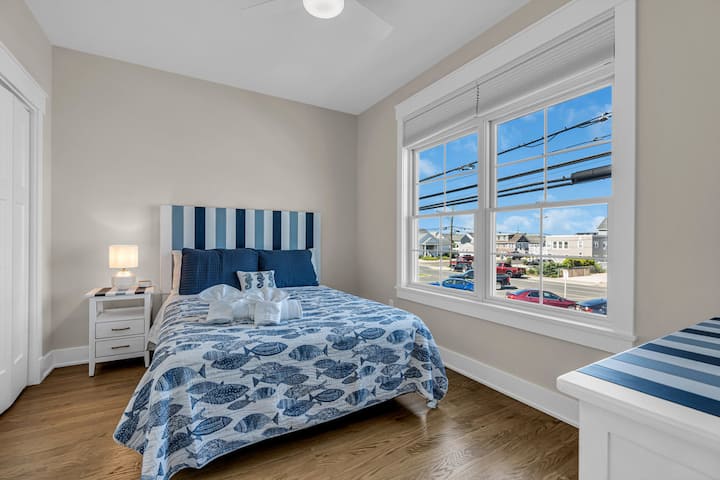 Amka upate mwonekano mzuri! Chumba hiki cha kulala chenye starehe kinatoa sehemu ya kupumzika, kamili na kitanda chenye starehe na dirisha la kupendeza linaloangalia kitongoji.