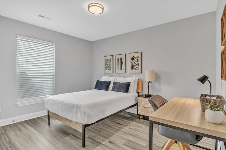 Linkerkant van duplex - tweepersoonsslaapkamer met bureau