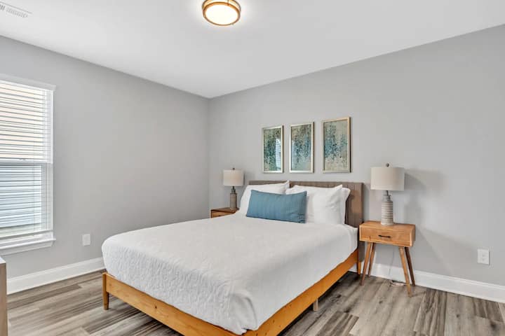 Linkerkant van duplex - slaapkamer met queensize bed