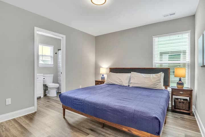 Rechterkant van duplex - slaapkamer met kingsize bed