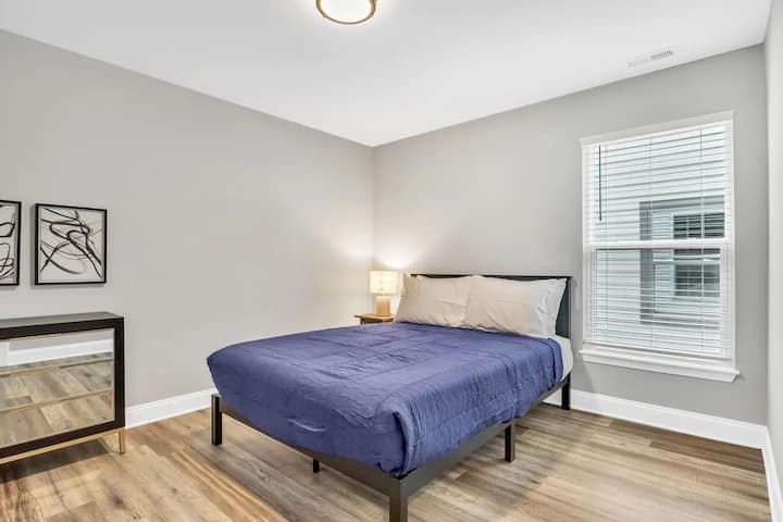 Rechterkant van duplex - slaapkamer met queensize bed