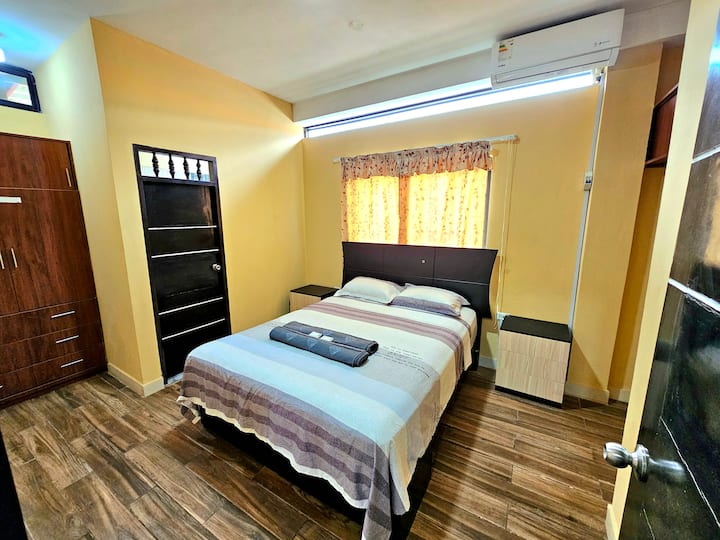 בחדר הראשי יש מיטת קווין סייז, חדר רחצה צמוד, מיזוג אוויר, ארון מרווח וטלוויזיה חכמה 50אינץ ', האורחים יכולים לנוח מאוד בסביבה הזו.