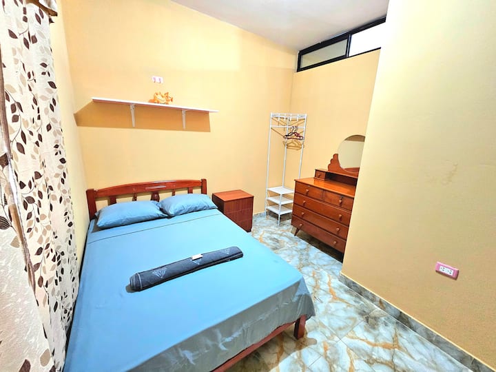 בחדר 2, יש מיטת 2 Plz, מאוורר ונוח לאחסון החפצים שלכם. הצריף יוכל לנוח ויהיה נוח בחדר הזה.