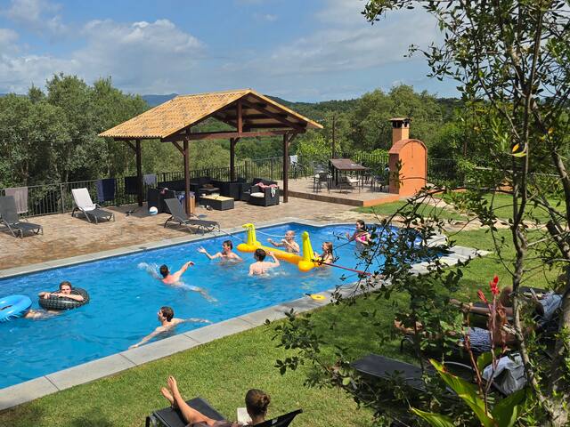 Casa con piscina, ideal para celebraciones gallery image 2