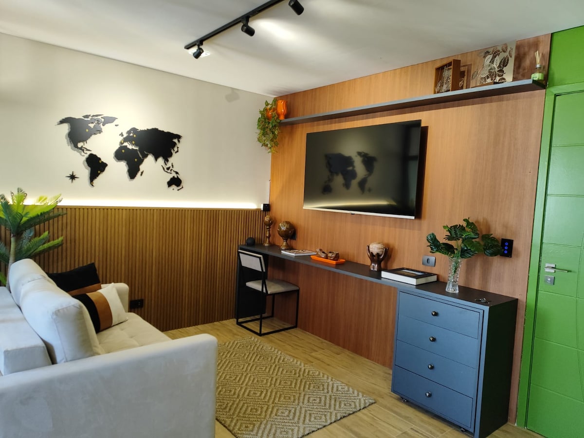 58אינץ' ו - Alexa TV שולטים באורות ובמזגן. תגידו "אלכסה הגעתי" ותינתן הודעת ברכה, אורות נדלקים ומוזיקה טובה תושמע. 