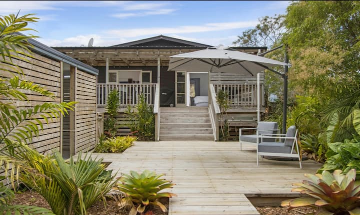 The Black House  Family-friendly Beach Retreat - Waihi Beach