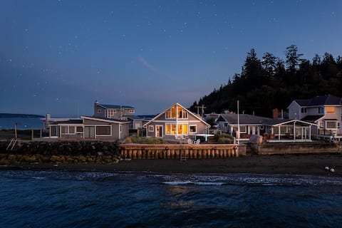 Langley Waterfront Gem: Light, Luxury, Relaxation