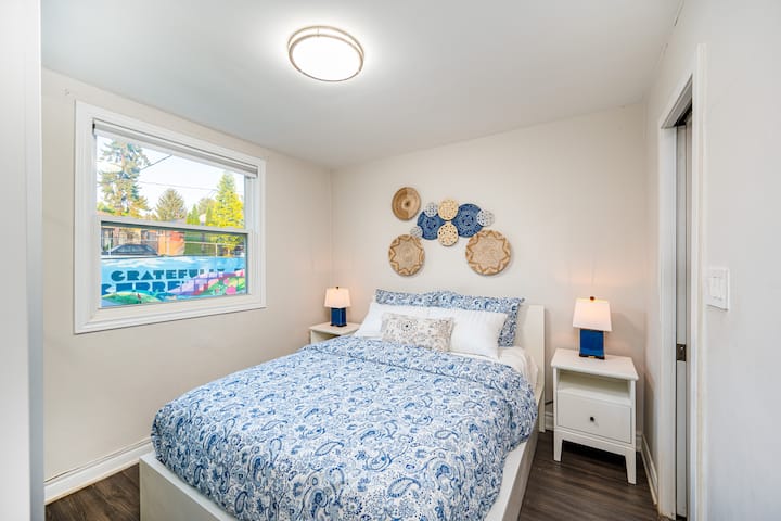 Retraite dans la chambre : espace lumineux et accueillant orné d'une décoration artisanale et d'une literie chic !