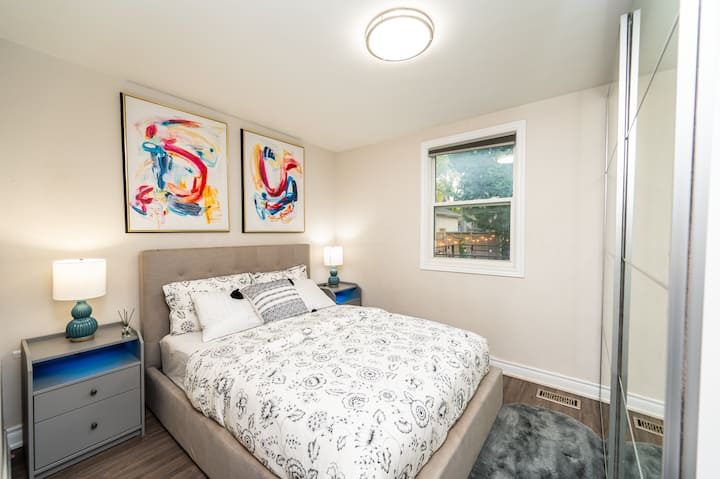Retraite dans la chambre : des œuvres d'art lumineuses et un mobilier élégant créent une escapade vibrante pour votre séjour !