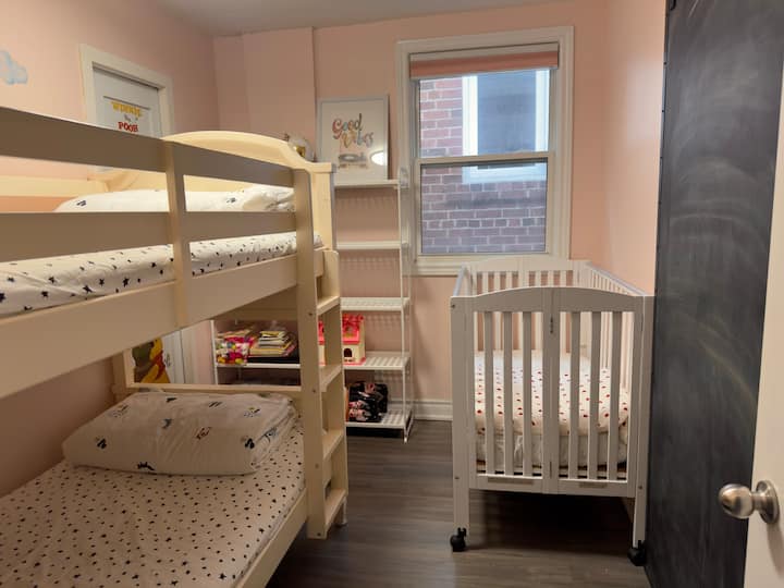 Retraite pour enfants : chambre superposée lumineuse avec un décor ludique et un lit pour les petits aventuriers !