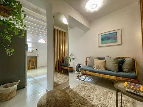 Elegant coastal apartment, few steps from the sea.