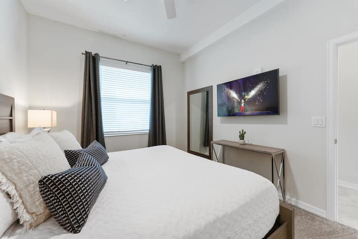 Suita kryesore me King Bed #Disney #Parks #kingdom #Springs #StoreyLake #resort #Apartment #Vacation #Rental #waterpark #Kissimmee #Orlando #universal #citywalk