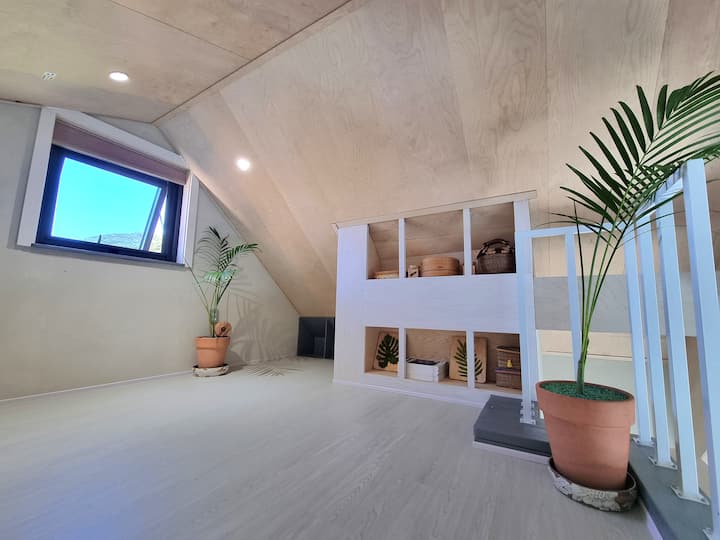 إنها "العلية"، وهي رومانسية أطفالنا وضريح الذكريات.

يفكر هذا المسكن في التواصل مع البالغين بصريًا مع غرفة النوم أدناه. 

هناك مساحة كبيرة للأطفال الحالمين لمتابعة أحلامهم لليلة واحدة.