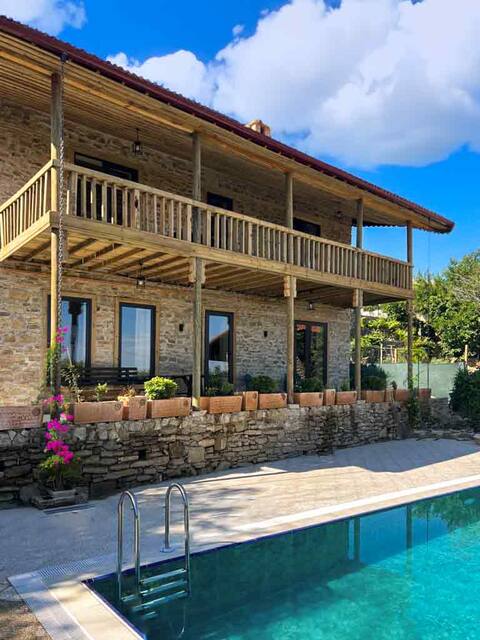 Villa in sheltered garden, private pool, free bike