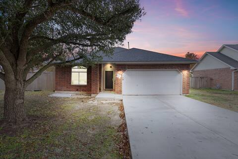 Hot Tub + Spacious Yard + Games | Taylor Rodeo
