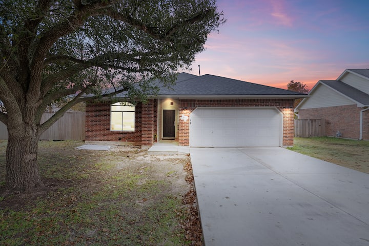 Taylor Rodeo, Jacuzzi, Games, 5.6 Mls To Samsung - Taylor, TX