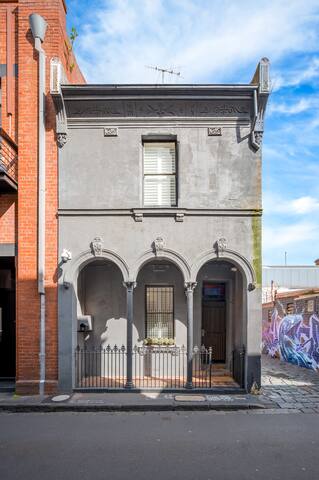 Unbeatable Location Famous Chapel St Family Home gallery image 2