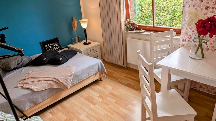 เตียงคู่บ็อกซ์สปริงขนาด 140x200 ซม.
โต๊ะข้างเตียง
โคมไฟข้างเตียง
โต๊ะพร้อมเก้าอี้ 2 ตัว
ราวแขวนเสื้อผ้าพร้อมถาด