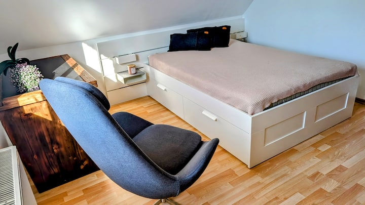 เตียงคู่ขนาด 140x200 ซม. 
เก้าอี้เลานจ์
โต๊ะทำงาน
ชั้นวางของข้างเตียง