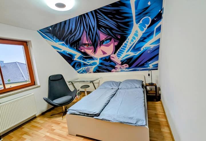 เตียงคู่ขนาด 140x200 ซม.
โต๊ะพร้อมเก้าอี้สตูล
โต๊ะข้างเตียงพร้อมโคมไฟตั้งพื้น
เก้าอี้เลานจ์