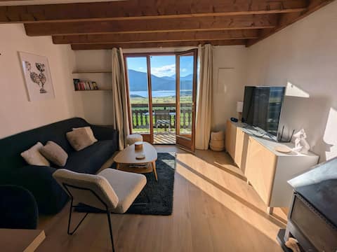 Popular Airbnb listing: Apartment with lake view, balcony and garage in Les Angles