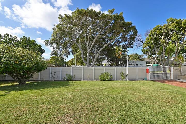 Relaxing Family Home – Edge Of Constantia Valley gallery image 4