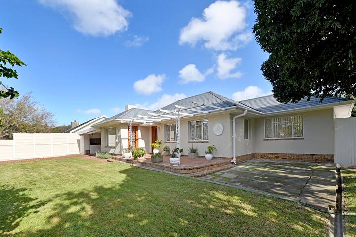 Relaxing Family Home – Edge Of Constantia Valley gallery image 3