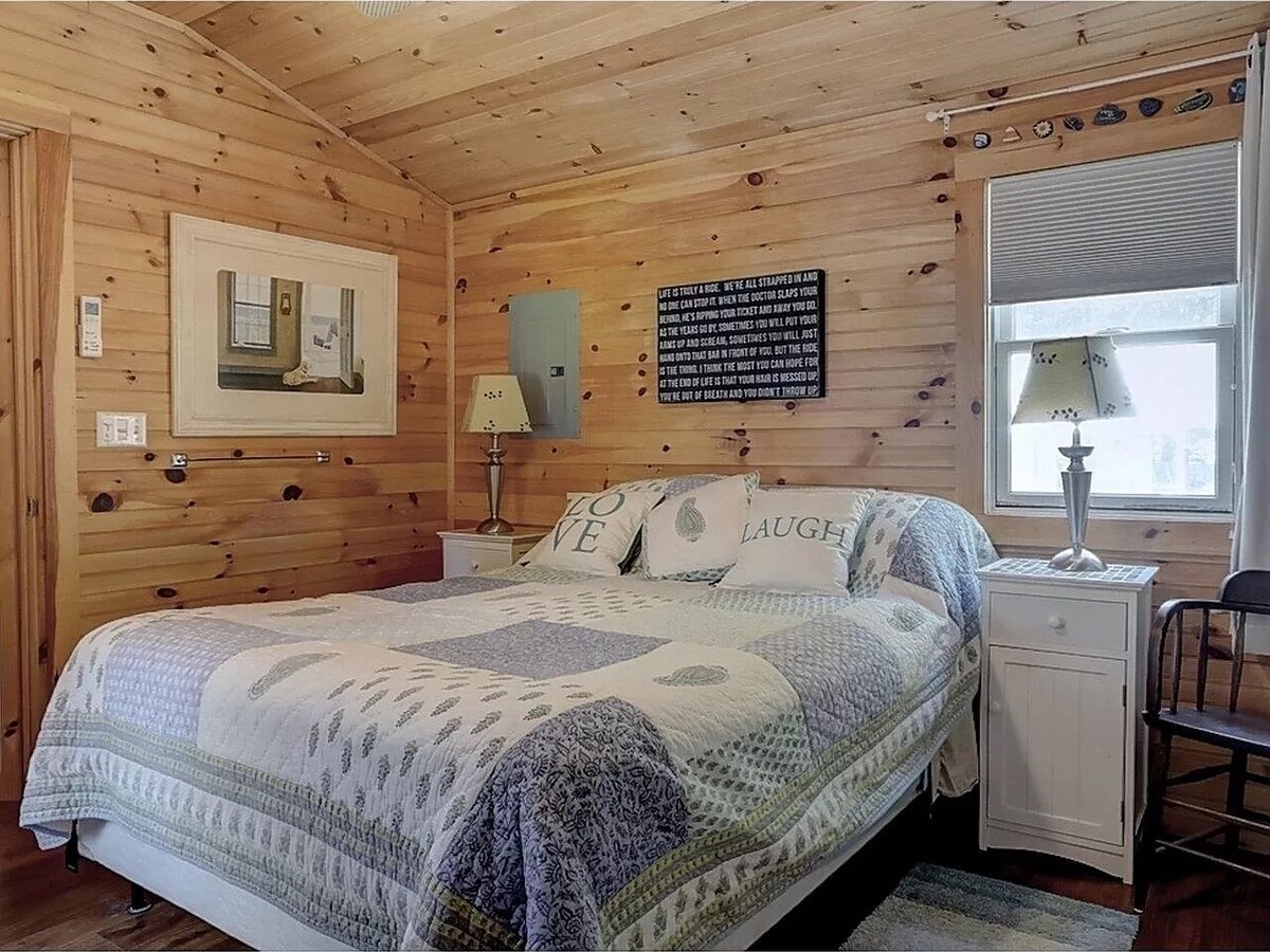 Самостоятелна спалня с голям гардероб.  Пералнята и сушилнята са в килера в тази стая.