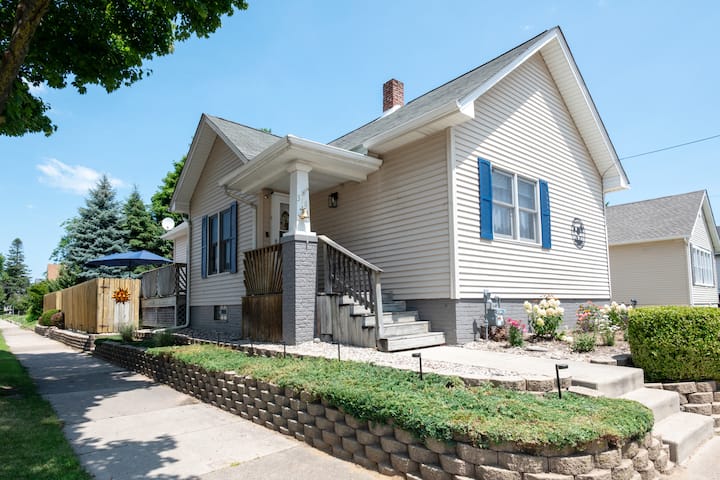 Family, Business Travel Ready-north Beach Bungalow - Racine Zoo, Racine