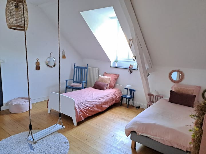 Spálňa s dvoma samostatnými lôžkami 90X180 
Veľká skriňa a písací stôl