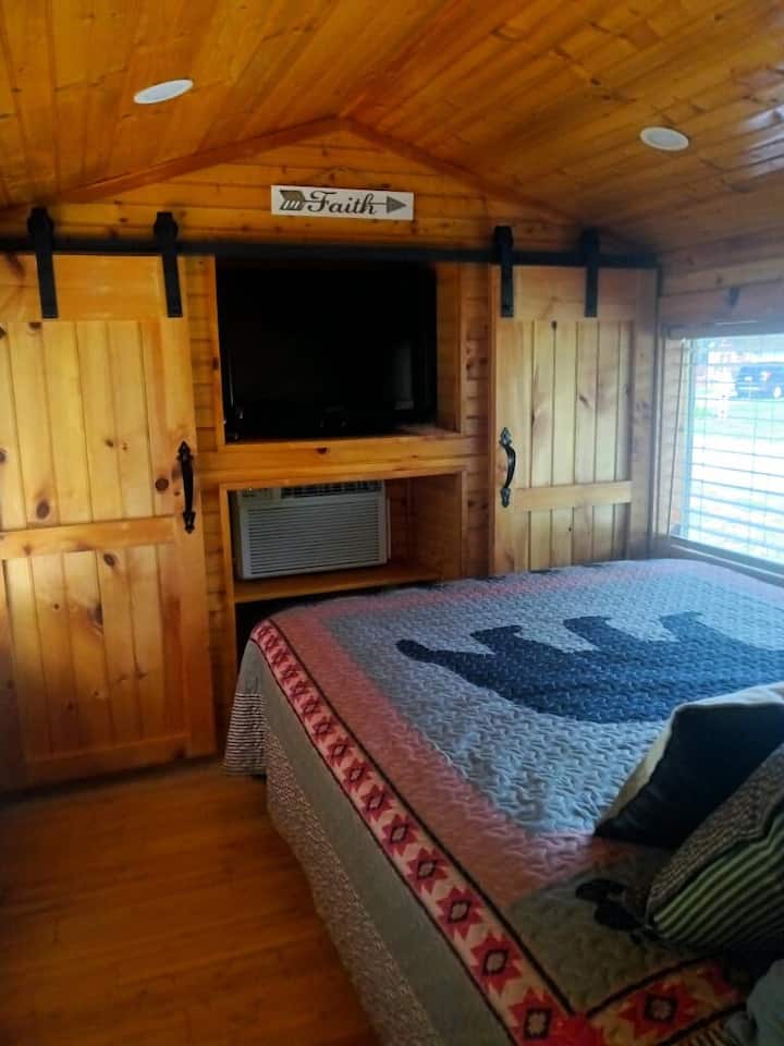Há uma caixa de escadas de 4 degraus que leva ao quarto, que inclui uma TV com Roku , ar condicionado, carregamento de telefone em recipientes e dois armários com uma rainha. Hóspede com mais de 2 metros de altura pode ter que estar atento ao quarto da cabeça na área de dormir.