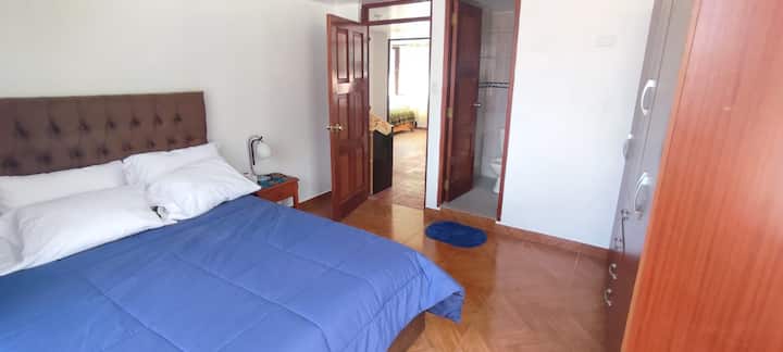 غرفة مع سرير بحجم متوسط وحمام خاص