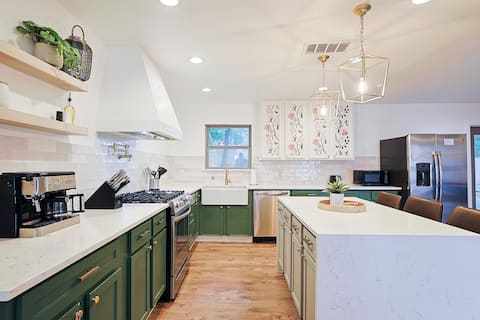 4BR Central Dallas Home w/Cozy Firepit & Game Loft