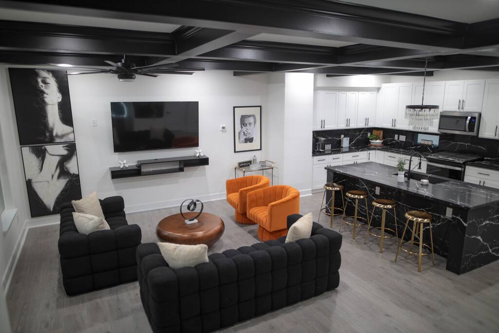 New Chic 3-Story House Near Downtown & Galleria