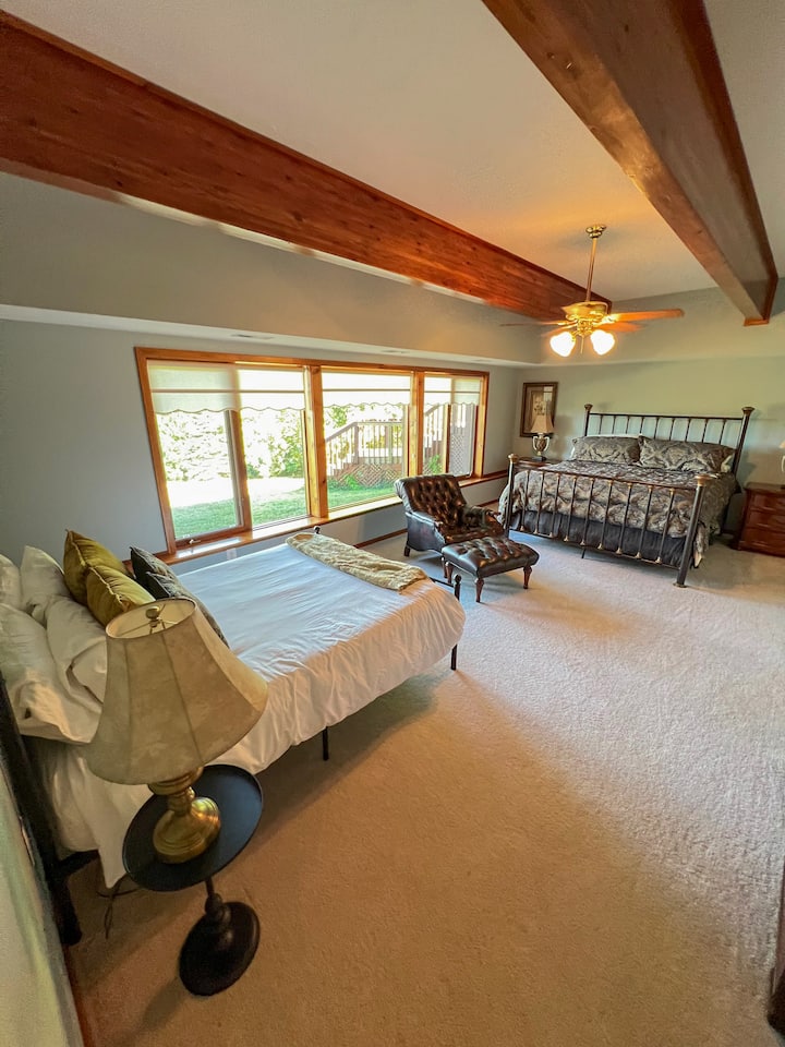 Спалня с двойно легло king size и спалня с двойно легло queen size на приземния етаж на къщата. Тази спалня е прикрепена към баня и тоалетна и разполага с много голям дрешник, където съхраняваме детски играчки, опаковане и различни други бебешки и детски принадлежности.