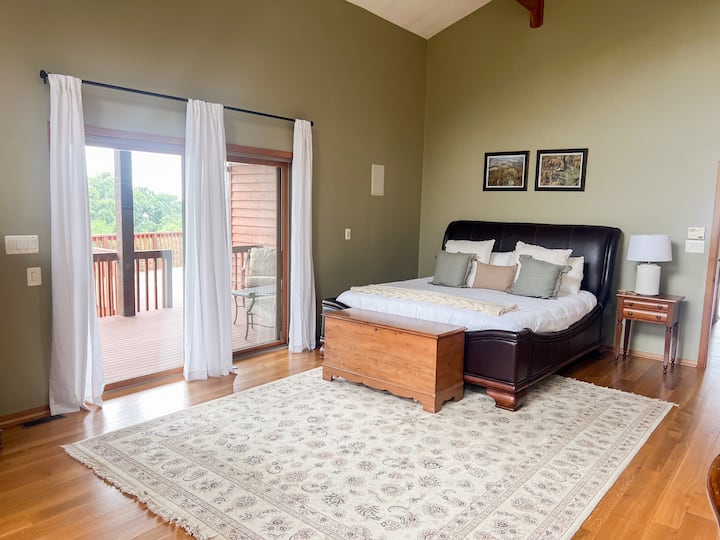 Голямо двойно легло на основното ниво на къщата. Това е основният апартамент на къщата. Включва баня и тоалетна (баня 2 на снимки) с хидромасажна вана, душ кабина и два големи дрешника. 