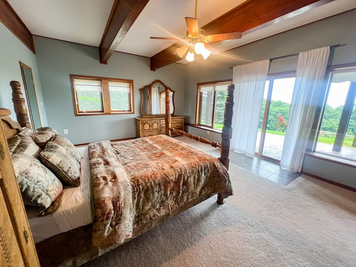 Двойна спалня на приземния етаж. Тази спалня е в непосредствена близост до театралната зала и разполага с баня и тоалетна с душ кабина.