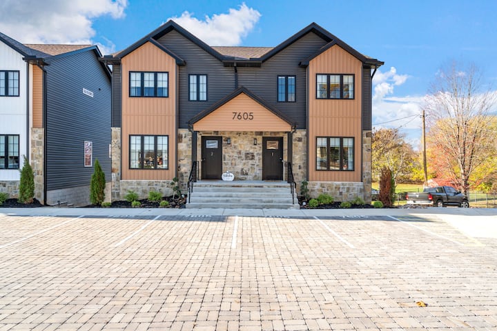 Convenient Luxury Townhouse - Knoxville, TN