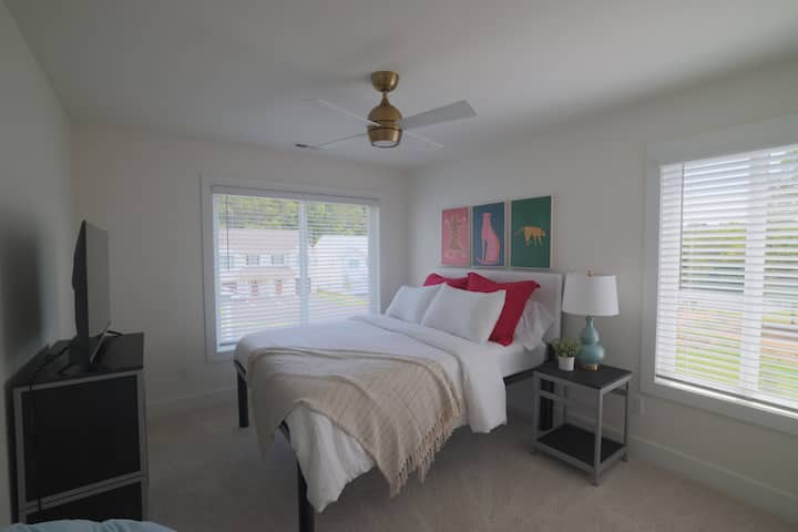 ห้องนอน 3 - เตียงควีนไซส์พร้อมห้องน้ำในตัว
สมาร์ททีวีขนาด 43 นิ้ว