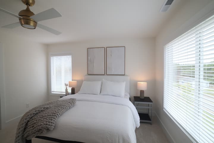 ห้องนอน 4 - เตียงควีนไซส์พร้อมห้องน้ำในตัว
สมาร์ททีวีขนาด 43 นิ้ว